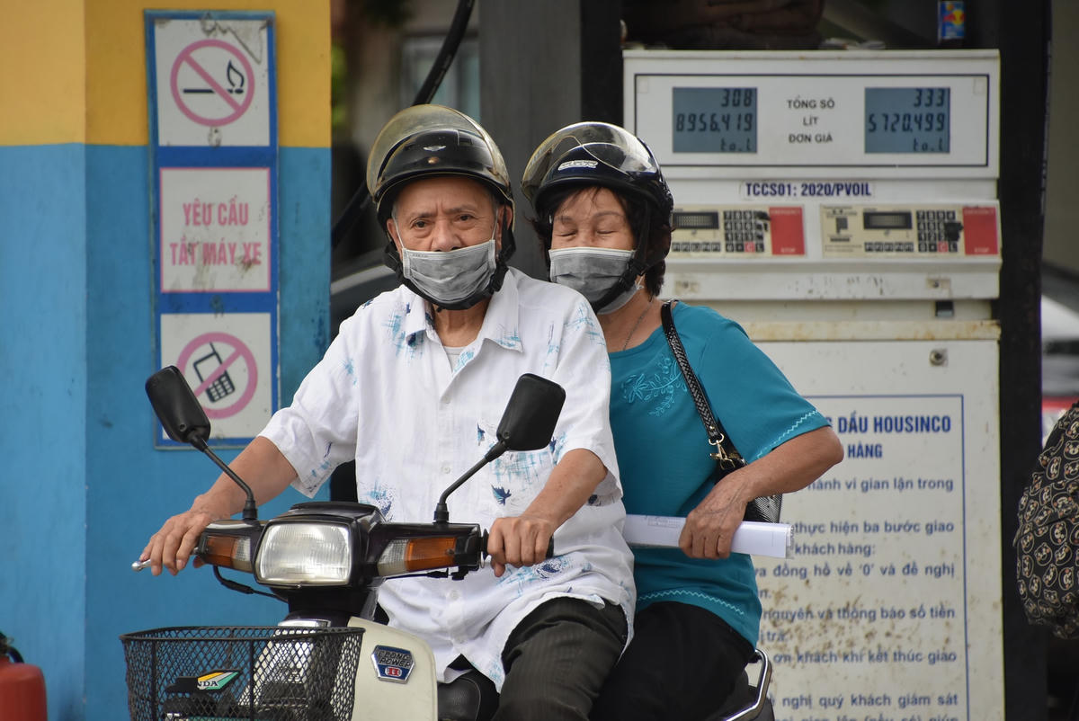 Hai ông bà cũng tranh thủ đổ đầy bình xăng sau khi giá của loại mặt hàng này giảm mạnh.