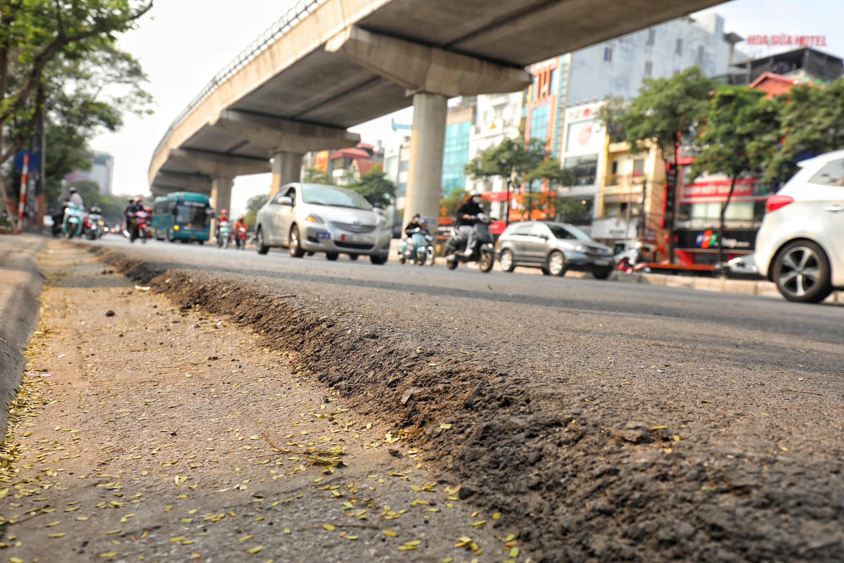 Lớp thảm mới cao hơn khoảng 10 cm.