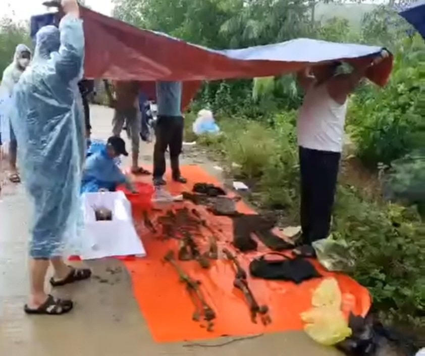 Bộ xương người đang được lực lượng chức năng khám nghiệm.