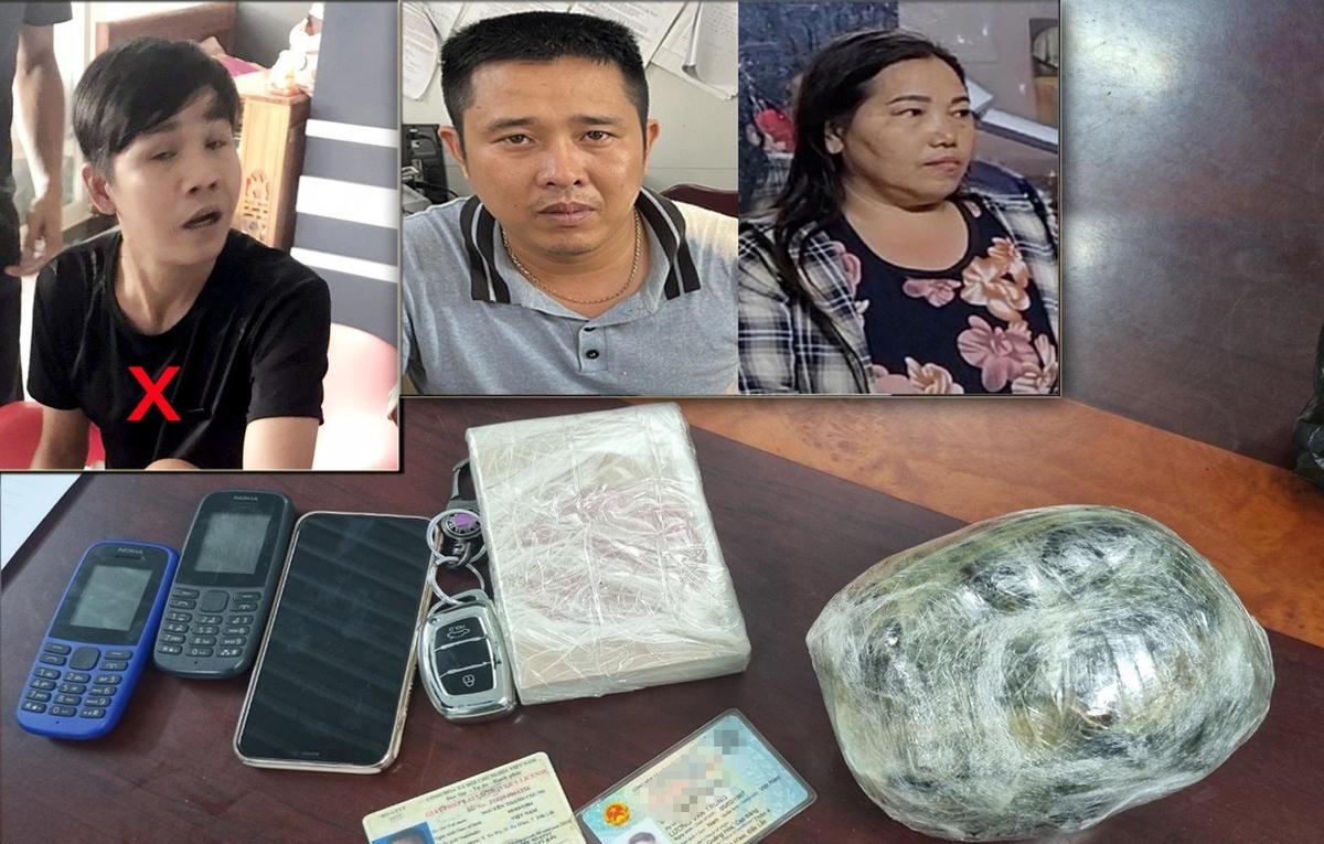 Triệu Văn Ngọc (dấu X bên trái) cùng Nguyễn Thành Chung, Sung Thị Sai và tang vật của vụ án.