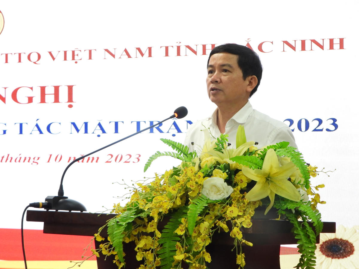 Ông Nguyễn Văn Triển, Phó Chủ tịch Ủy ban MTTQ tỉnh Bắc Ninh truyền đạt một số vấn đề về tôn giáo và công tác tôn giáo của MTTQ ở cơ sở trong giai đoạn hiện nay.