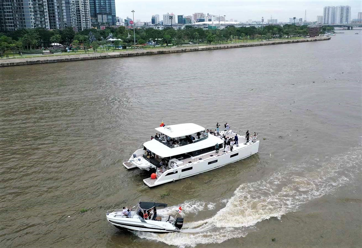 Du lịch trên sông Sài Gòn.