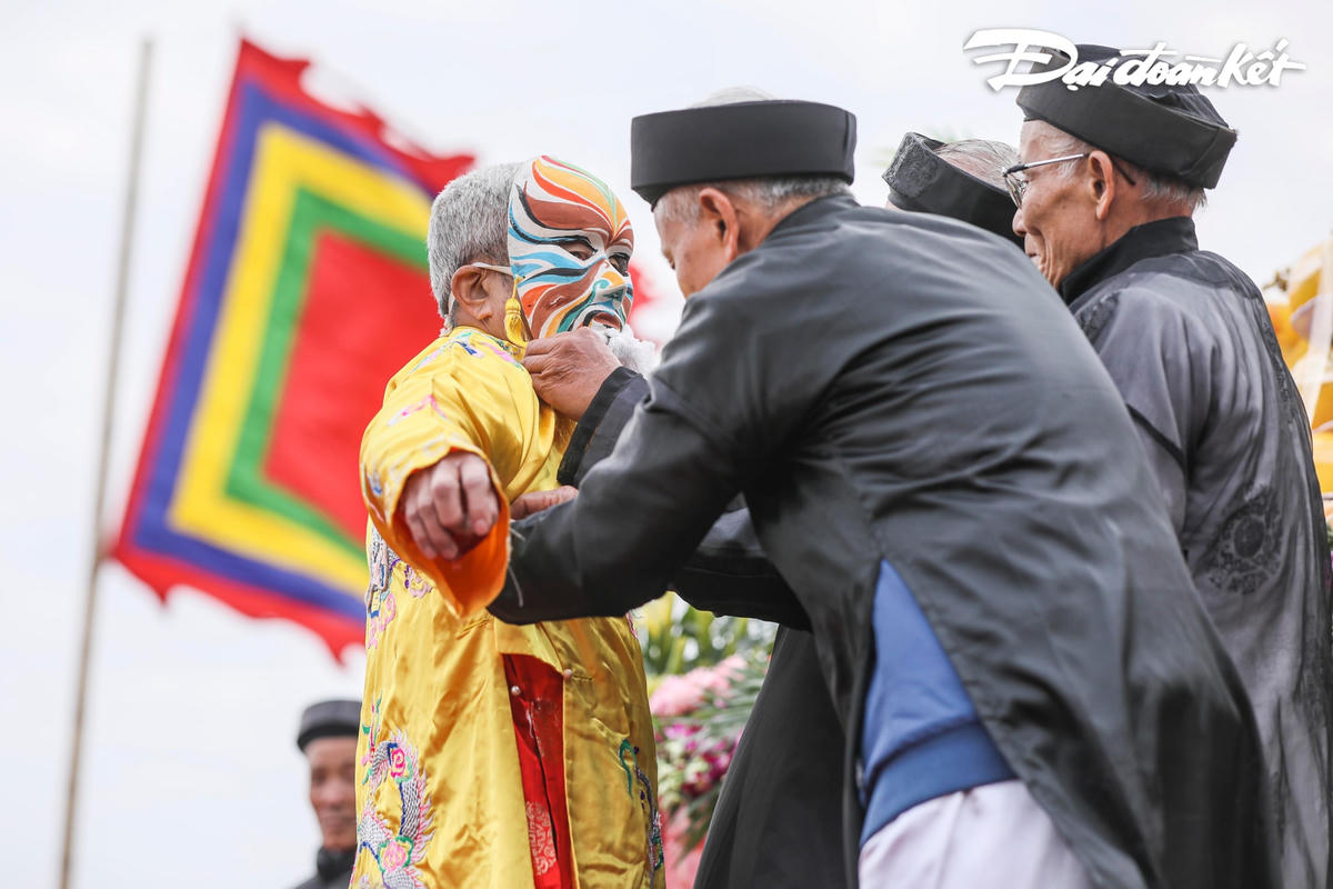 Ông Nguyễn Ngọc An, 71 tuổi (xã Tiên Sơn, thị xã Duy Tiên, Hà Nam) nhập linh khí quân vương hoá hình ảnh vua Lê Đại Hành cày ruộng tại lễ hội Tịch điền.