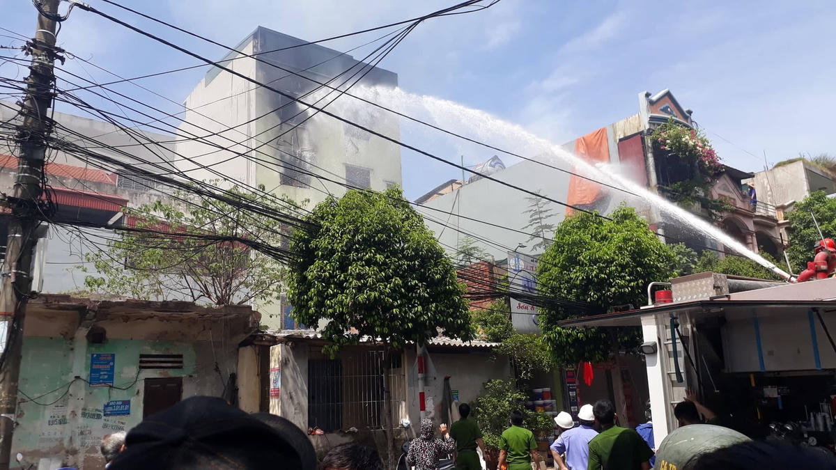 Tỉnh Hà Nam đã huy động nhiều nhân lực, phương tiện để dập lửa, cứu người. 