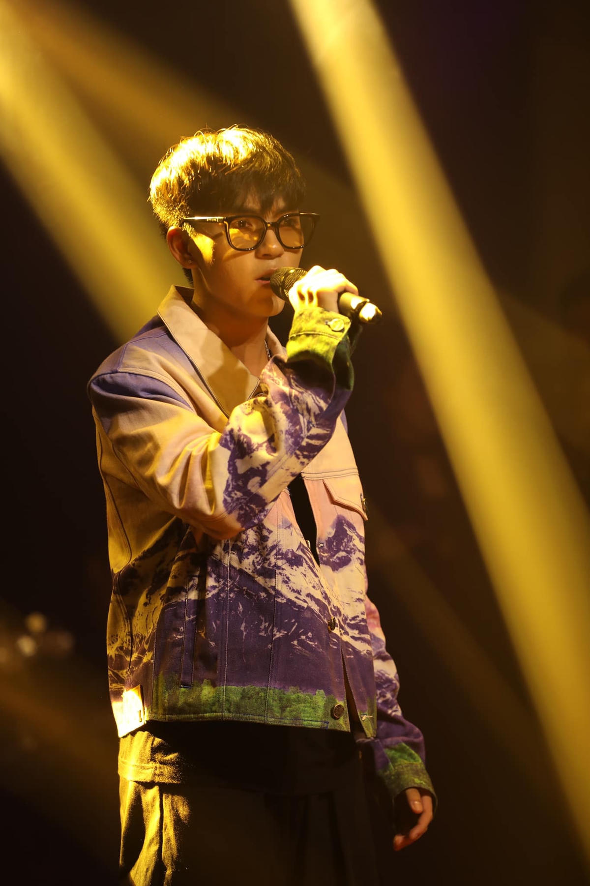 Long Hoàng luôn nỗ lực để trở thành ca sĩ - diễn viên chuyên nghiệp. 