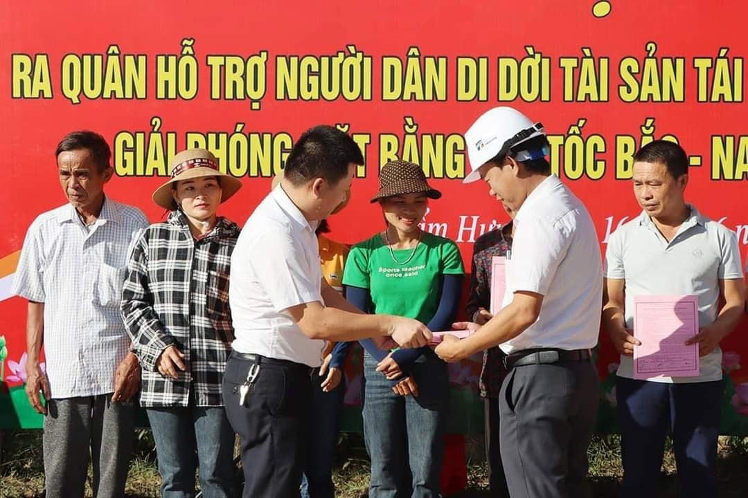 Người dân xã Cẩm Hưng trao lại biên bản ghi nhớ thực hiện di dời, bàn giao mặt bằng cho chủ đầu tư dự án.