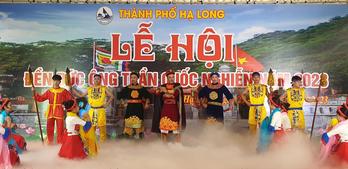 Màn nghệ thuật tái hiện cảnh Đức Ông Trần Quốc Nghiễn ra quân giúp đỡ dân chài.