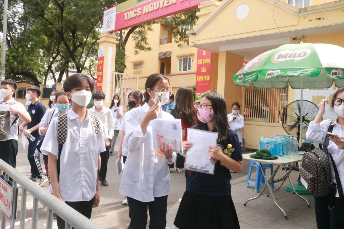 Theo đánh giá chung của các thí sinh, đề thi Ngoại ngữ vừa sức, nằm trong nội dung đã được thầy cô ôn tập, tuy nhiên vẫn có độ phân hóa học sinh khá-giỏi.