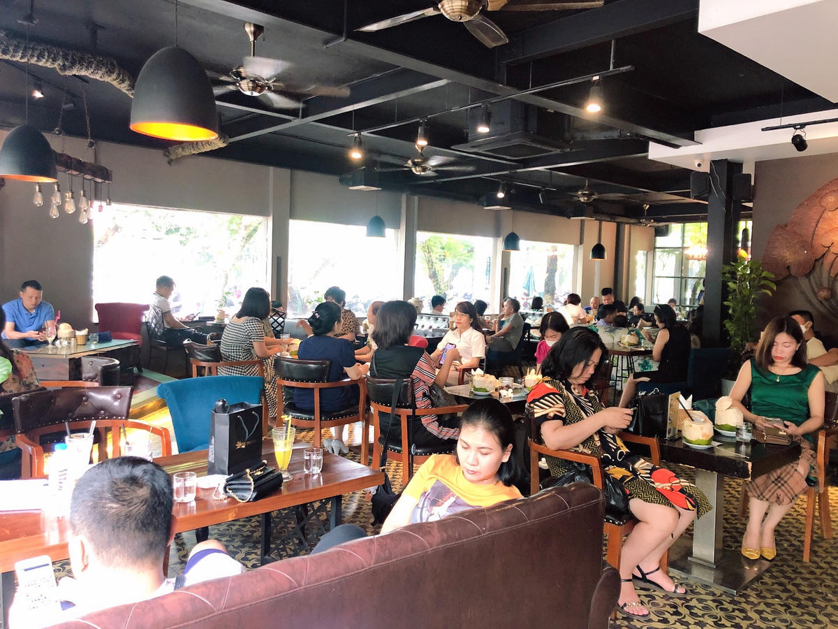  Các quán cà phê xung quanh những điểm thi cũng trở thành nơi nghỉ ngơi của nhiều phụ huynh trong lúc con em họ đang làm bài thi.
