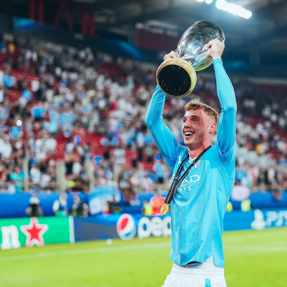 Cole Palmer là người hùng của Man City.