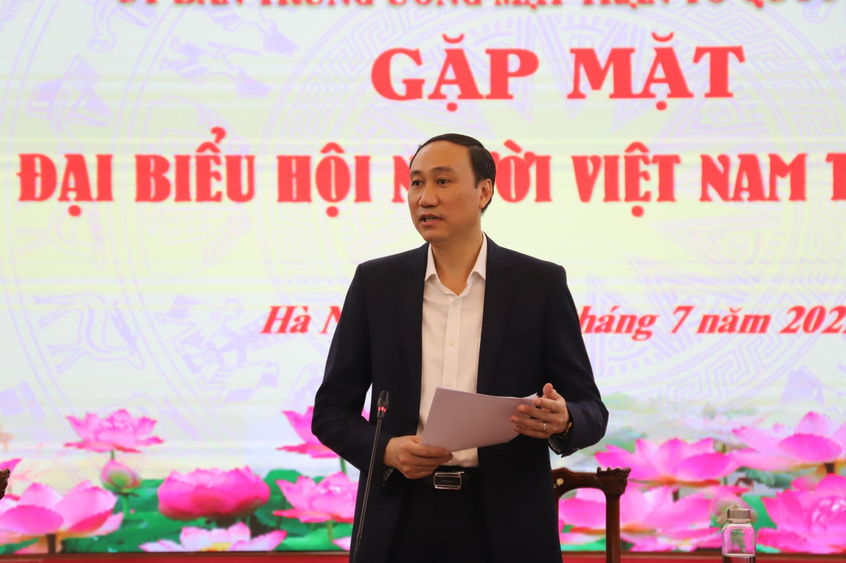 Phó Chủ tịch Phùng Khánh Tài trò chuyện thân mật với bà con kiều bào.