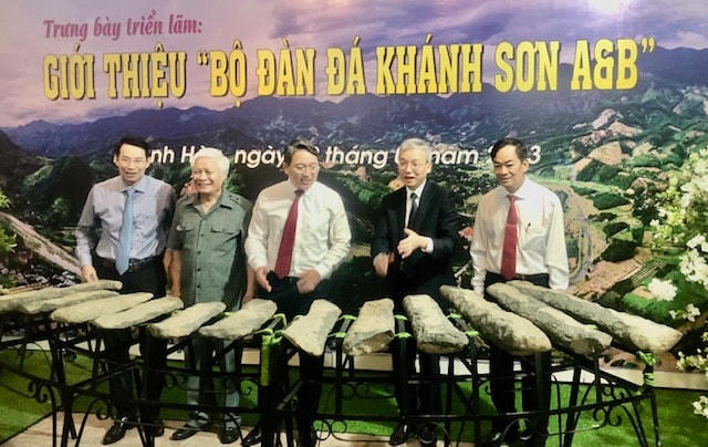 Các đại biểu tham nơi trưng bày 2 bộ đàn đá Khánh Sơn.
