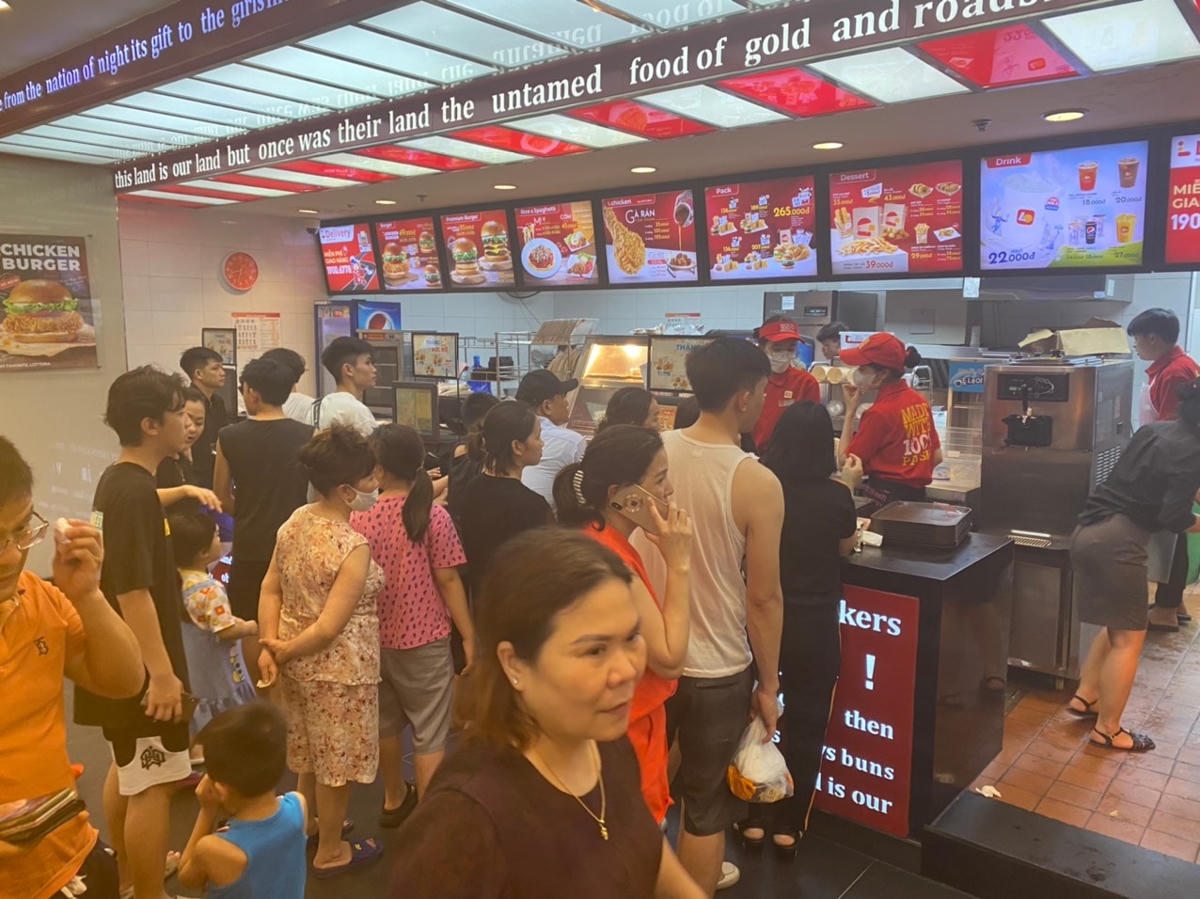 Tối 18/5, rất đông người dân Hạ Long không nấu cơm nhà, mà vào các nhà hàng, siêu thị để tranh thủ vừa ăn vừa tránh nóng.