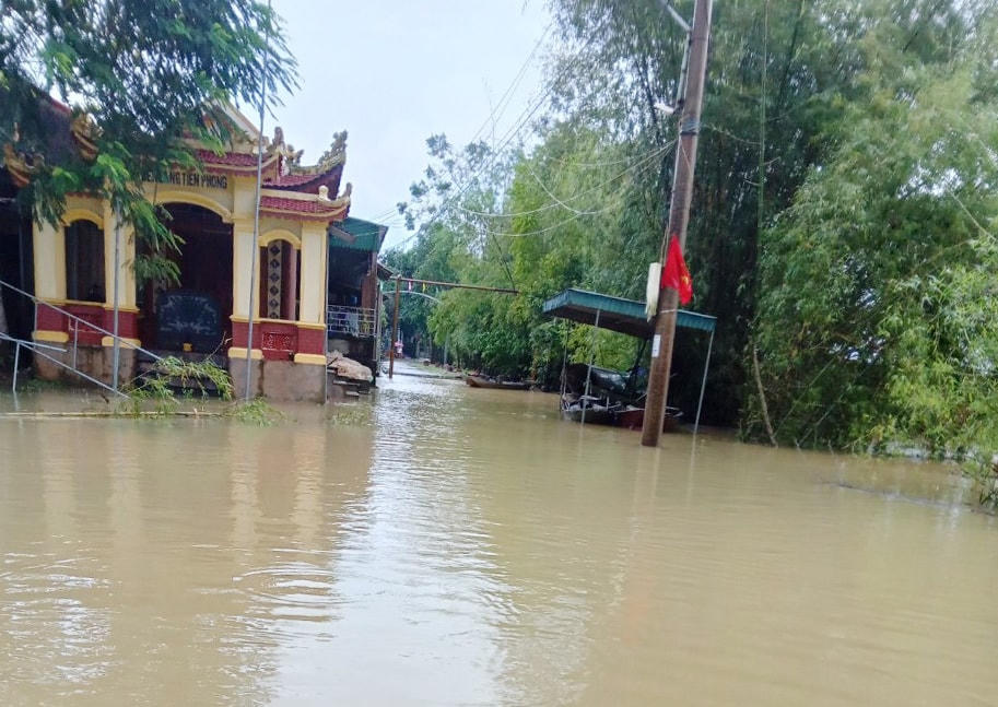 Tại thôn Tiền Phong (xã Quang Vĩnh, huyện Đức Thọ) đã bị ngập sâu 0,5m, 83 hộ dân với 287 nhân khẩu bị cô lập hoàn toàn; đập tràn nằm trên tuyến đường liên thôn Trung Thành và Quang Vĩnh bị ngập sâu 0,8m.