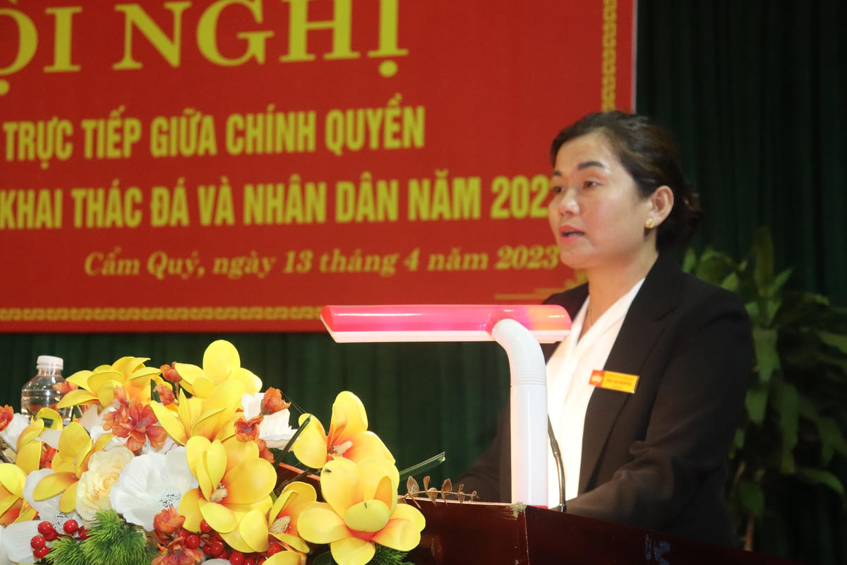 Đại diện MTTQ xã Cẩm Quý ghi nhận các kiến nghị chính đáng của người dân thôn Quý Long.