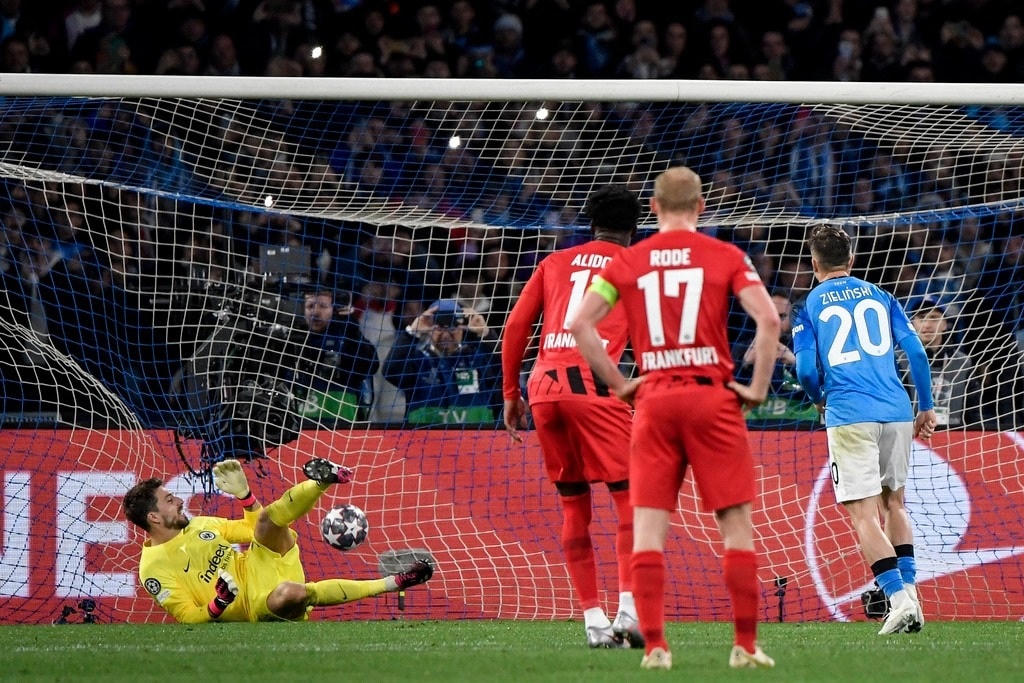 Zielinski ấn định chiến thắng 3-0 cho Napoli trên chấm phạt đền ở phút 64 của trận đấu (Ảnh: AP).