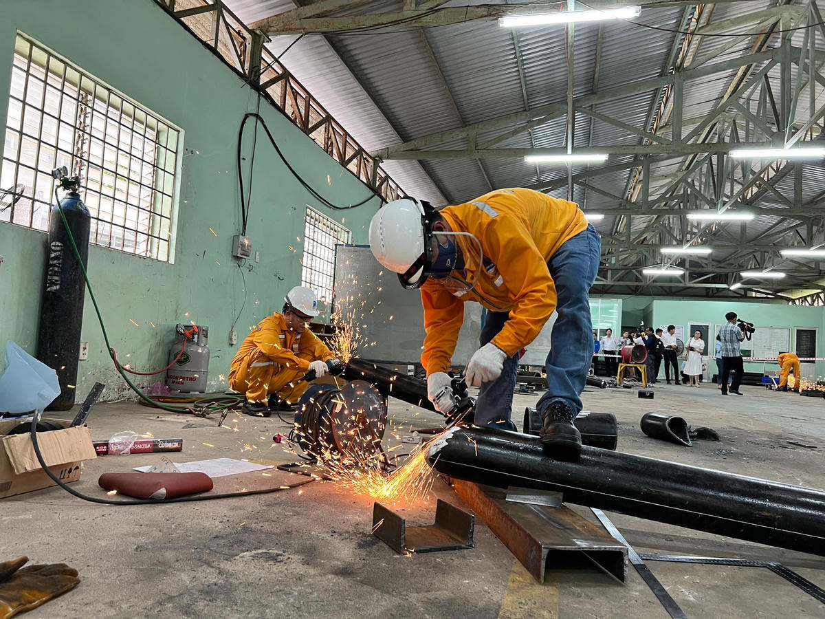 Một phòng thi, các thí sinh đang hăng say thi đấu.