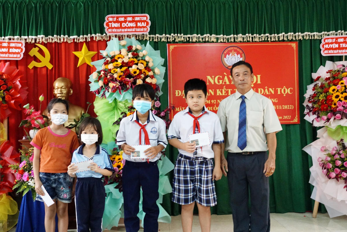 Trao quà cho các em học sinh vượt khó học tốt. Ảnh: Mạnh Thìn.