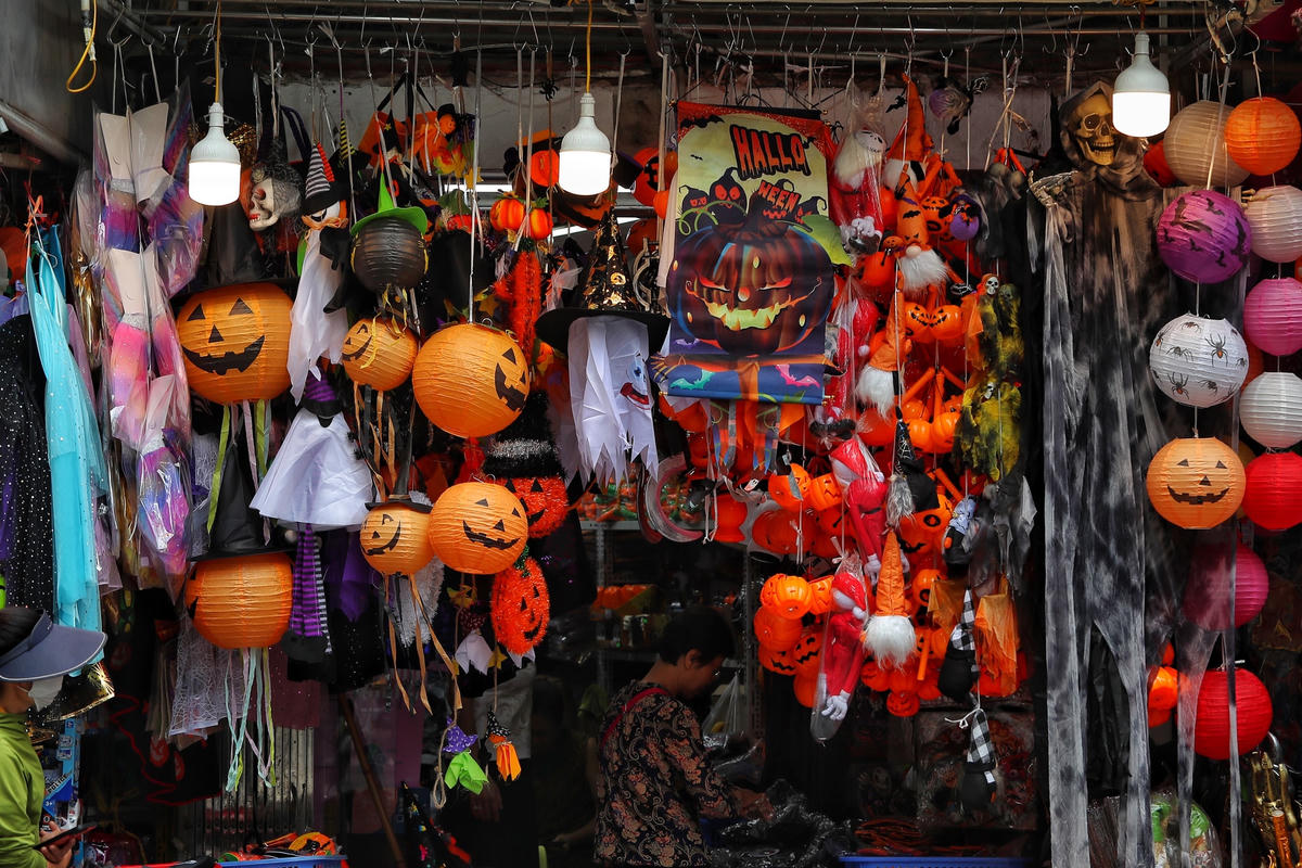 Phố Hàng Mã tràn ngập đồ chơi 'độc' trước ngày  Halloween