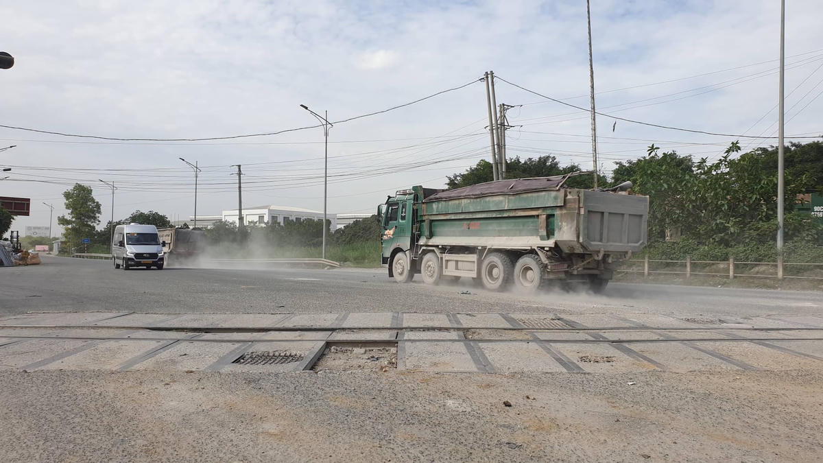 Hàng loạt xe trọng tải lớn có dấu hiệu cơi nới thành thùng, không che phủ hoạt động nhộn nhịp trên tuyến đường tỉnh lộ ĐT 494 - QL21 (đoạn từ Nhà máy xi măng Bút Sơn đến cảng Bút Sơn) và tuyến đường tránh TP Phủ Lý (tỉnh Hà Nam).