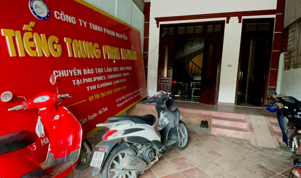 Bảng hiệu dựng bên trong địa điểm mới của Trung tâm tiếng Trung P.N.