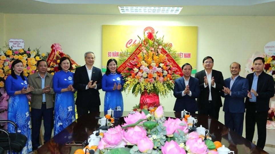 Ông Lại Thế Nguyên, Phó Bí thư Thường trực Tỉnh ủy Thanh Hóa chúc mừng  MTTQ tỉnh nhân ngày truyền thống. Ảnh: Quốc Hương