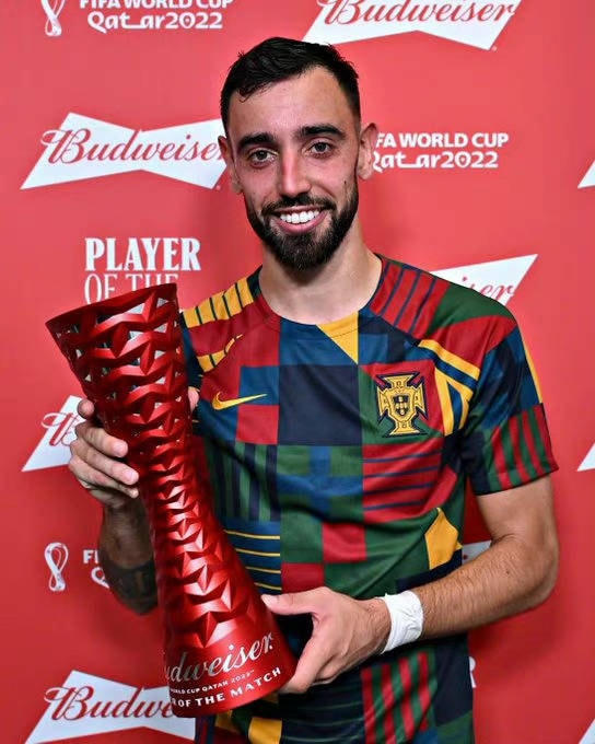 Bruno nhận giải Cầu thủ hay nhất trận Bồ Đào Nha - Uruguay. Ảnh: 163.