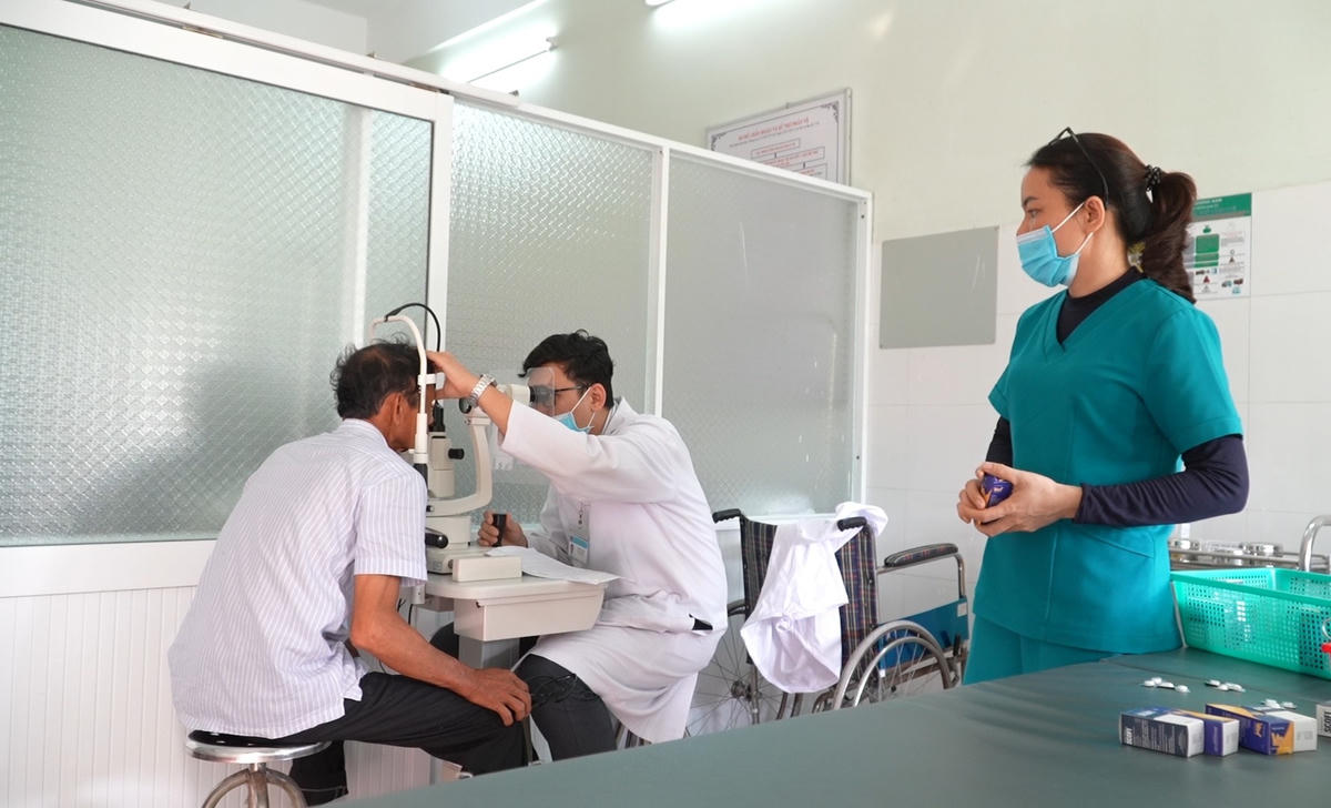 Một trong những bệnh nhân bị đau mắt đỏ đi khám ở bệnh viện.