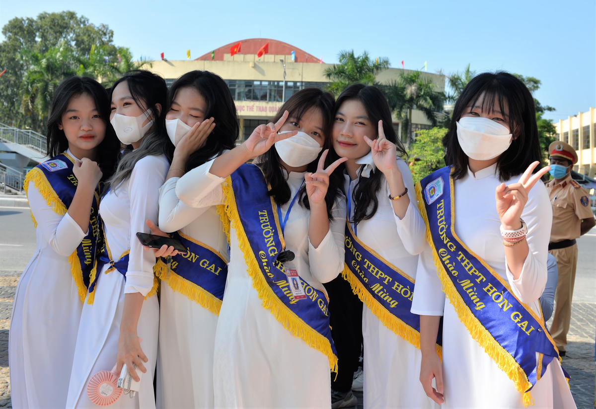 Nữ sinh trường THPT Hòn Gai (TP Hạ Long) xinh xắn, rạng rỡ trong ngày khai giảng.