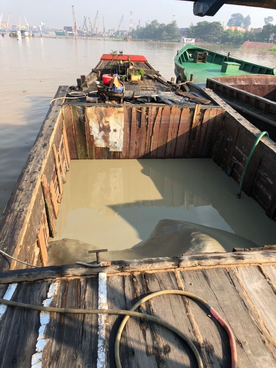 Một phương tiện vận chuyển cát trái phép bị bắt giữ. 