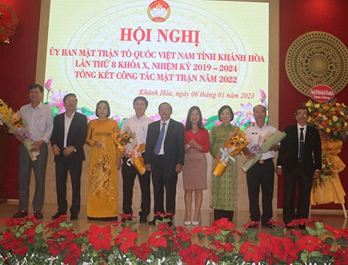 Các Uỷ viên MTTQ Việt Nam tỉnh Khánh Hòa, khóa X, nhiệm kỳ 2019 – 2024 ra mắt hội nghị.