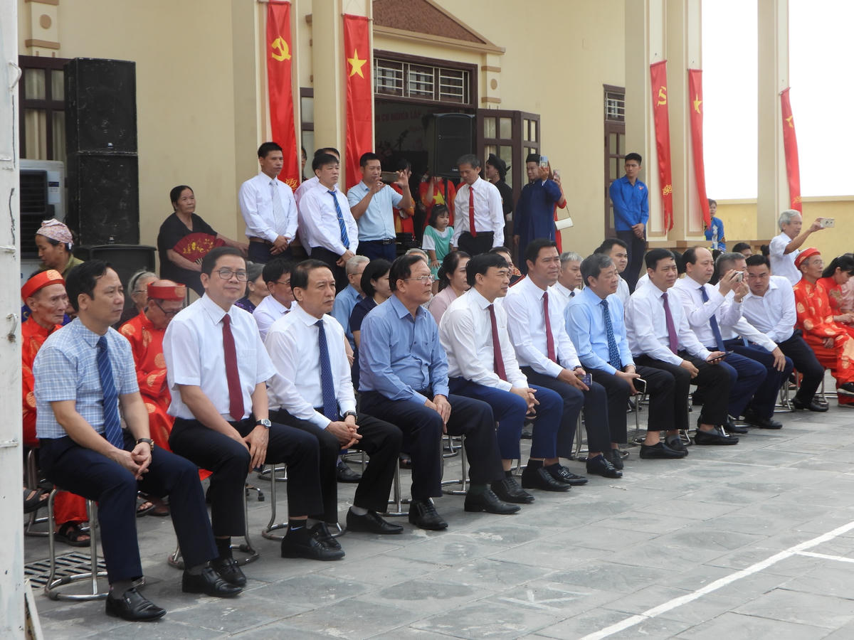 Các đại biểu thưởng thức các tiết mục văn nghệ đặc sắc do đội văn nghệ khu phố Nghĩa Lập biểu diễn.