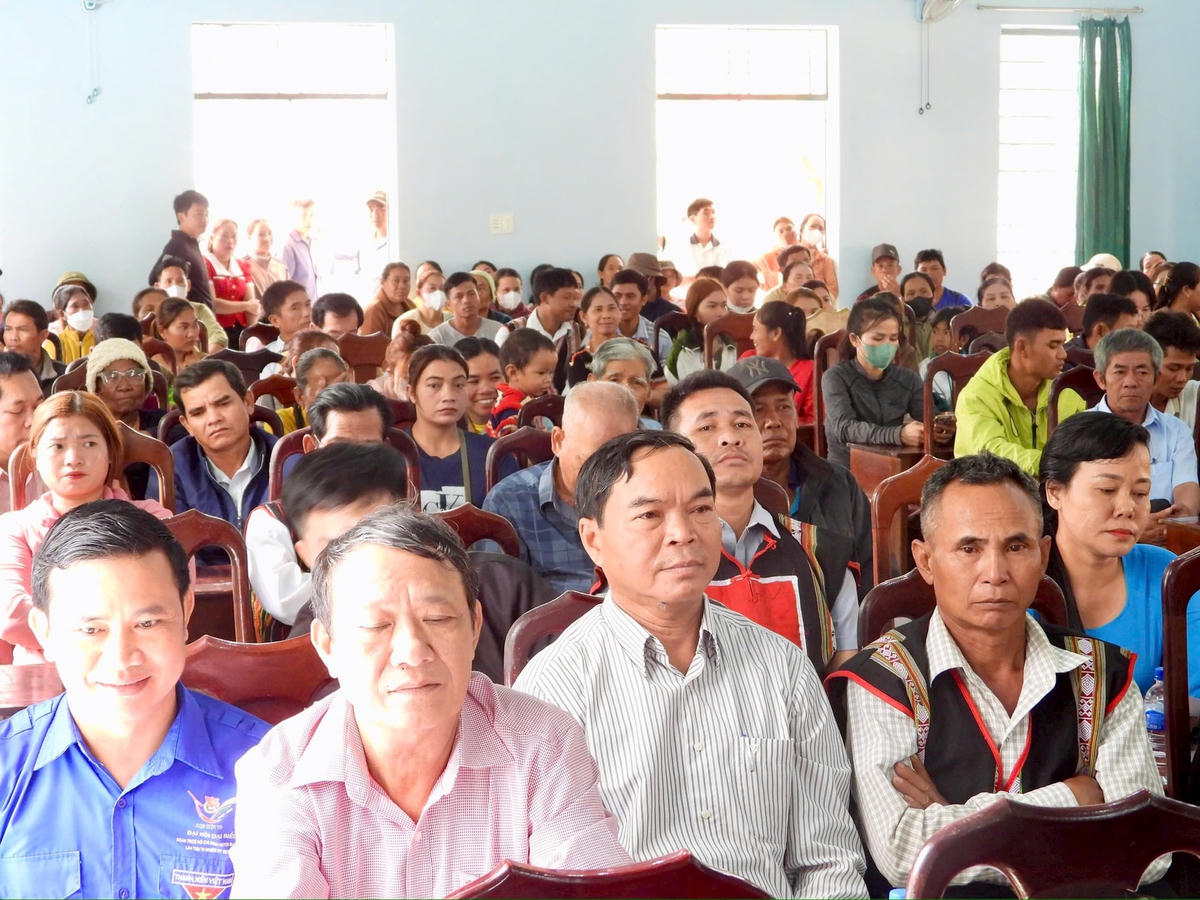 Cán bộ, Nhân dân xã biên giới Krông Na, dự Hội nghị. Ảnh: Thanh Nga