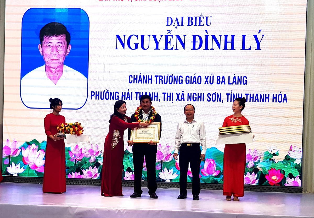 Cũng tại hội nghị, bà Phạm Thị Thanh Thủy, Chủ tịch Ủy ban MTTQ, Trưởng ban Dân vận tỉnh Thanh Hóa cùng các lãnh đạo tỉnh đã trao Bằng khen của Chủ tịch UBND tỉnh Thanh Hóa cho 50 cá nhân; trao Bằng khen của Ủy ban MTTQ tỉnh Thanh Hóa cho 50 cá nhân, đã có thành tích xuất sắc trong tham gia các phong trào thi đua yêu nước, sống tốt đời, đẹp đạo, giai đoạn 2020-2022.