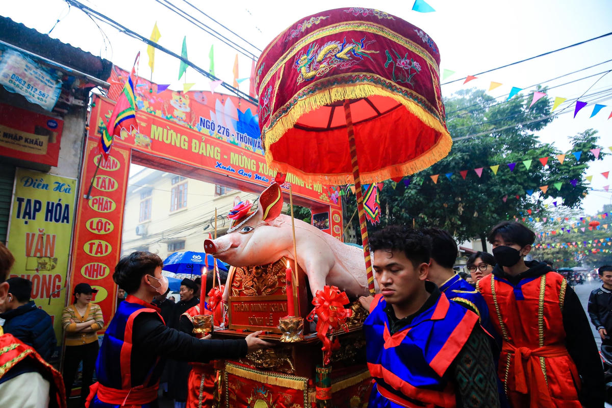  Bà Nguyễn Thanh Bình, Phó Chủ tịch UBND xã La Phù cho biết, năm nay lễ hội được tổ chức trở lại khiến người dân trên địa bàn nô nức, phấn khởi, đây là lễ hội truyền thống để duy trì nét đẹp văn hóa truyền thống của địa phương.