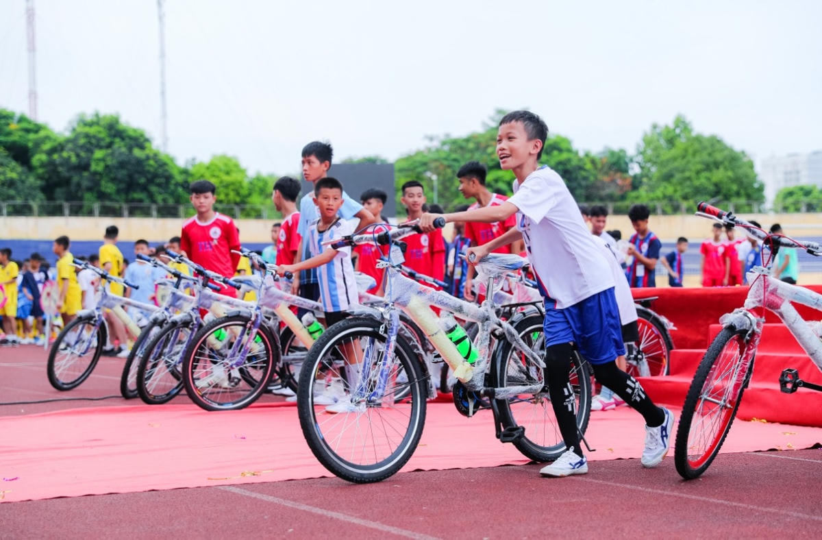 Các cầu thủ nhí đón nhận món quà trước giải đấu.