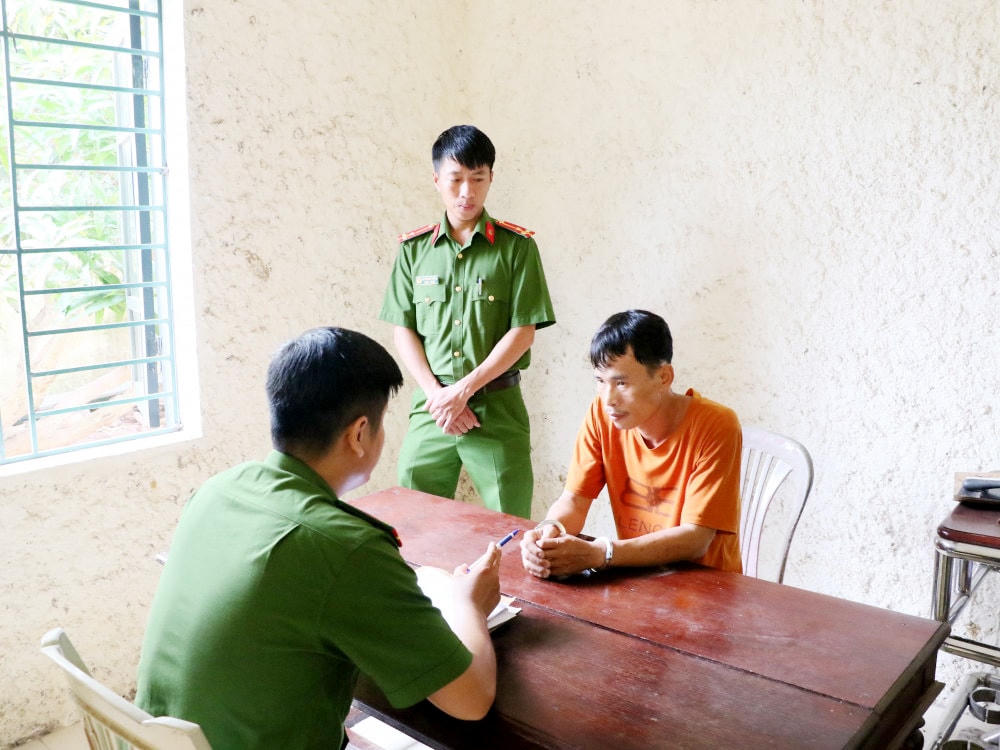 Lực lượng công an lấy lời khai đối với Nguyễn Hữu Điệp.