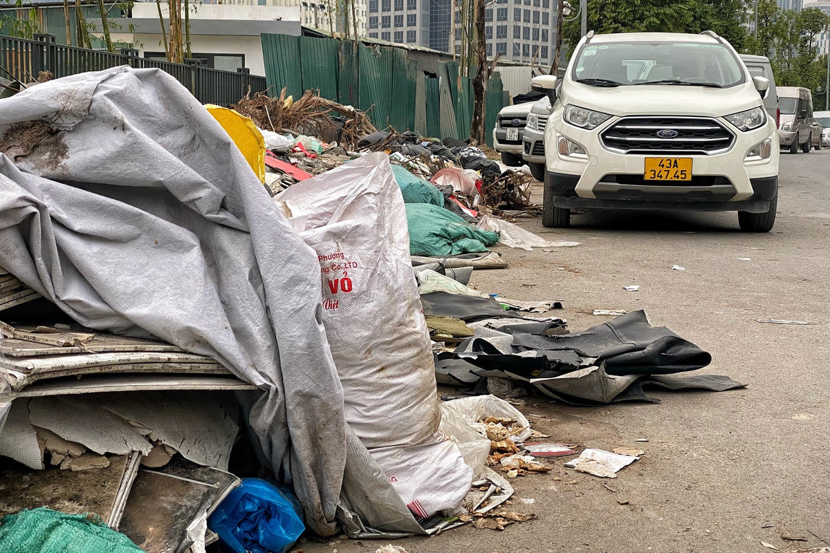 Những túi rác nằm la liệt ngay dưới lòng đường tiềm ẩn nguy cơ mất ATGT.