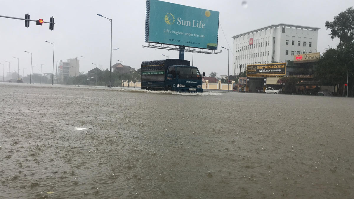 Thậm chí, nhiều nơi ngập sâu, các phương tiện không giám di chuyển vì gặp sự cố.