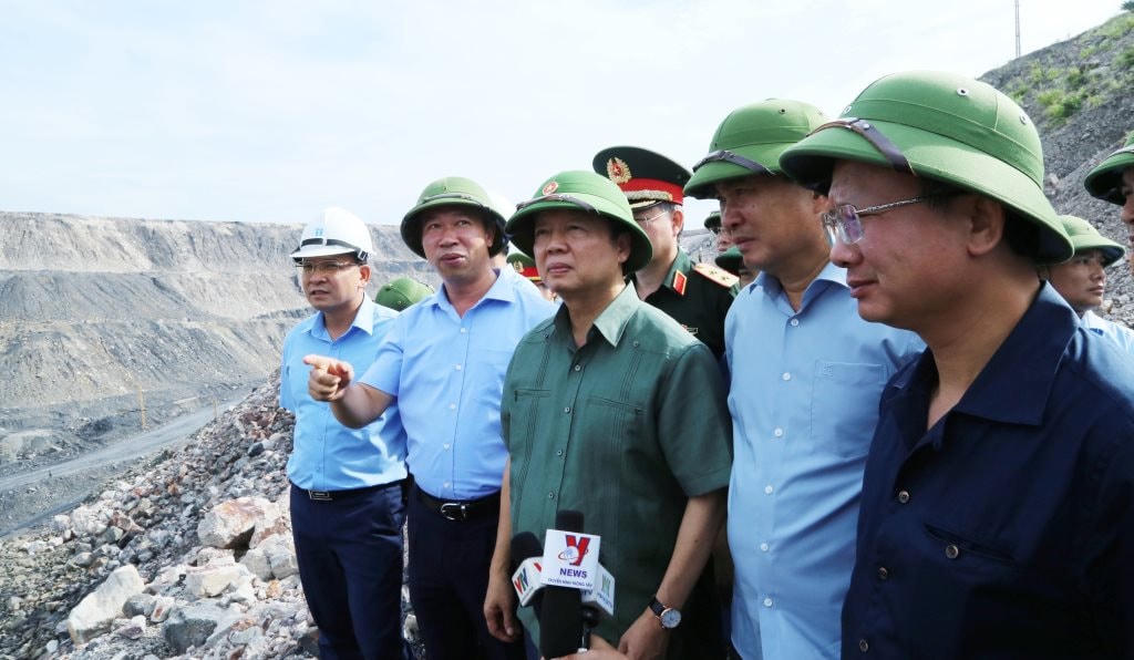 Phó Thủ tướng Chính phủ Trần Hồng Hà kiểm tra tại khai trường Công ty CP than Hà Tu.