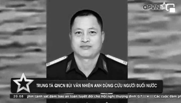Trung tá Bùi Văn Nhiên anh dũng cứu người đuối nước (Ảnh cắt từ bản tin truyền hình QĐND).