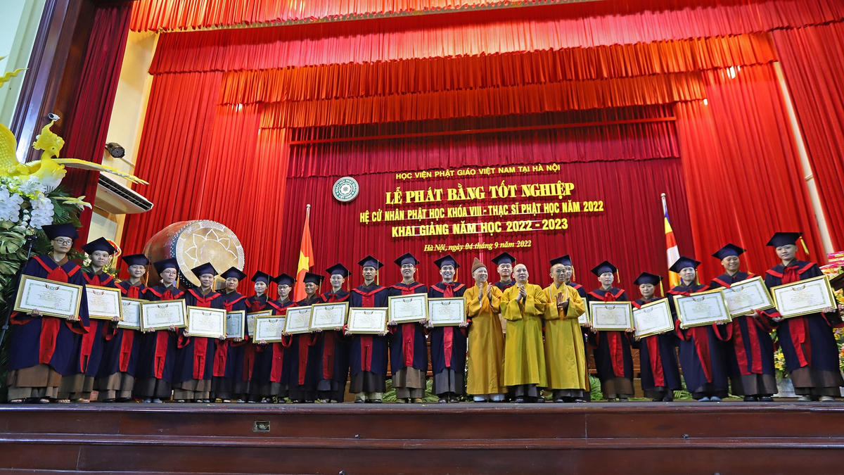 Trao bằng Cử nhân Phật học khóa VIII.