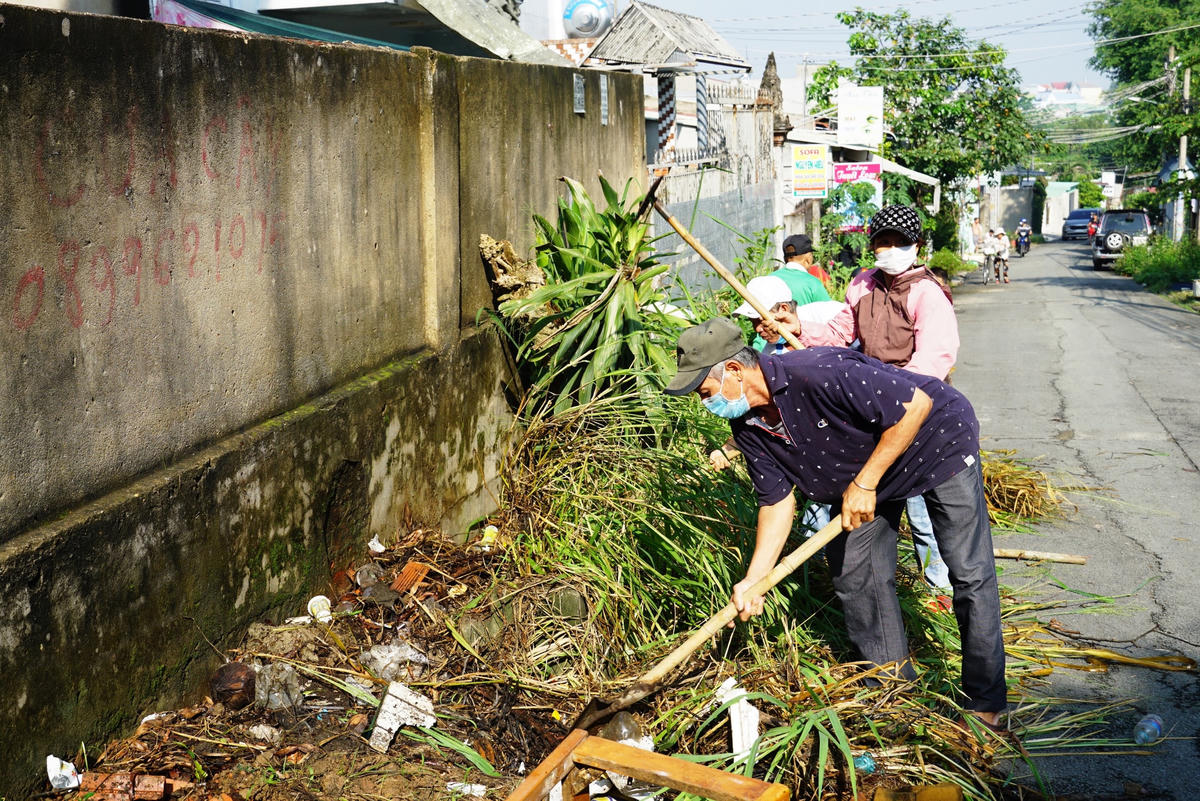Người dân tích cực dọn dẹp, phát quang bụi rậm. Ảnh: Mạnh Thìn.