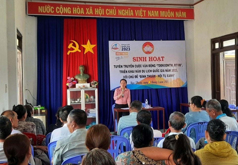 Quang cảnh buổi sinh hoạt “Toàn dân đoàn kết xây dựng nông thôn mới, đô thị văn minh” .