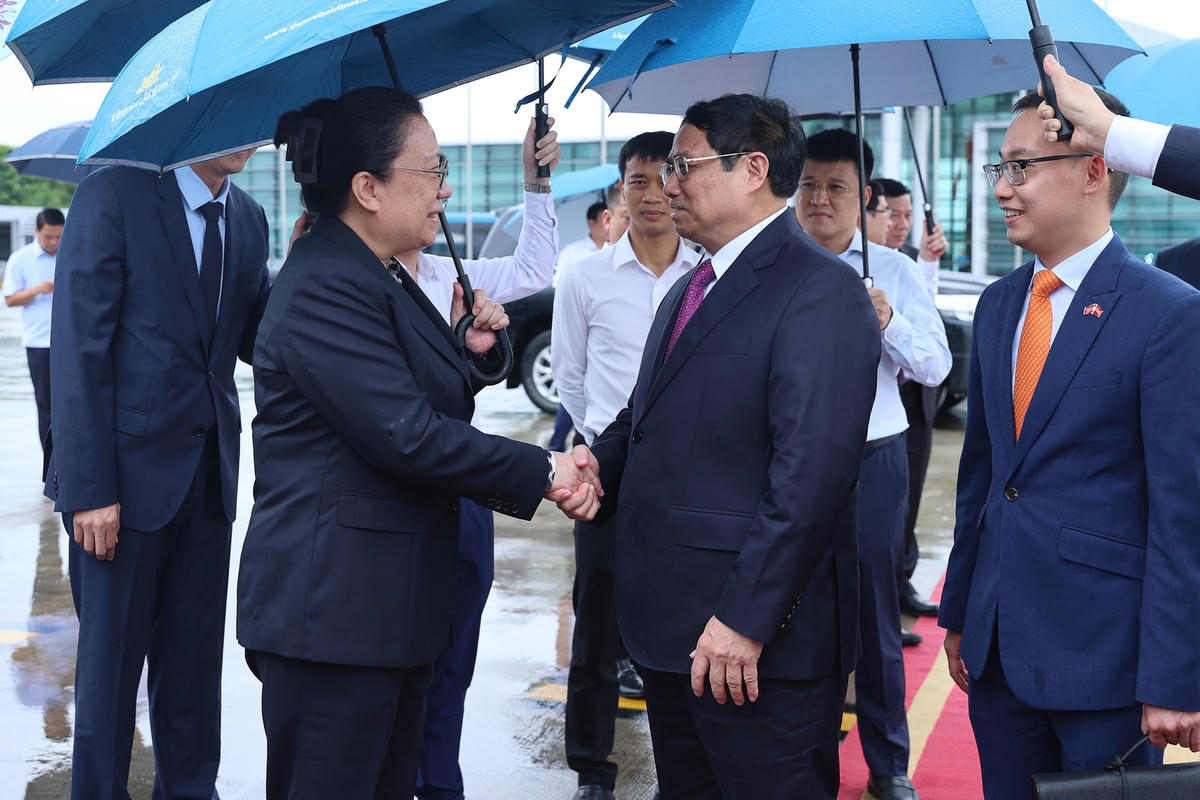 Đại biện lâm thời Đại sứ quán Trung Quốc tại Việt Nam Hy Tuệ tiễn Thủ tướng Phạm Minh Chính lên đường thăm chính thức nước Cộng hòa nhân dân Trung Hoa và dự Hội nghị thường niên WEF. Ảnh: VGP/Nhật Bắc.