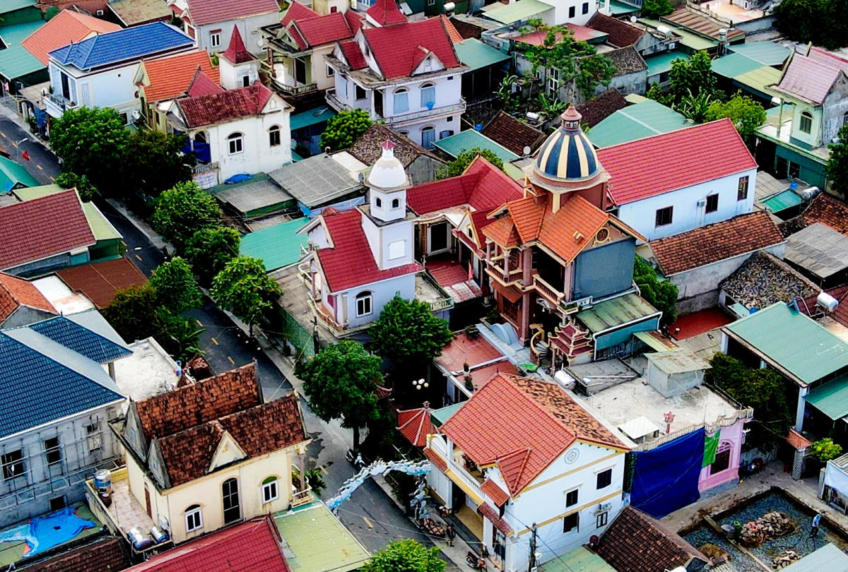 Bình quân mỗi lao động gửi về cho gia đình khoảng 700 USD/tháng, mỗi năm số người làm việc ở nước ngoài gửi về địa phương này hàng trăm tỷ đồng. Những con đường ở làng "xuất ngoại" chẳng khác gì thành thị, nhà cao tầng mọc san sát thậm chí những ngôi biệt thự tiền tỷ cũng không còn hiếm. 