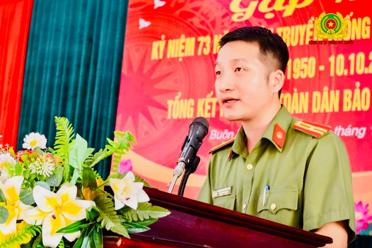 Thiếu tá Trương Khương Duy đại diện Công an thành phố đọc diễn văn ôn lại truyền thống vẻ vang của lực lượng Công an.