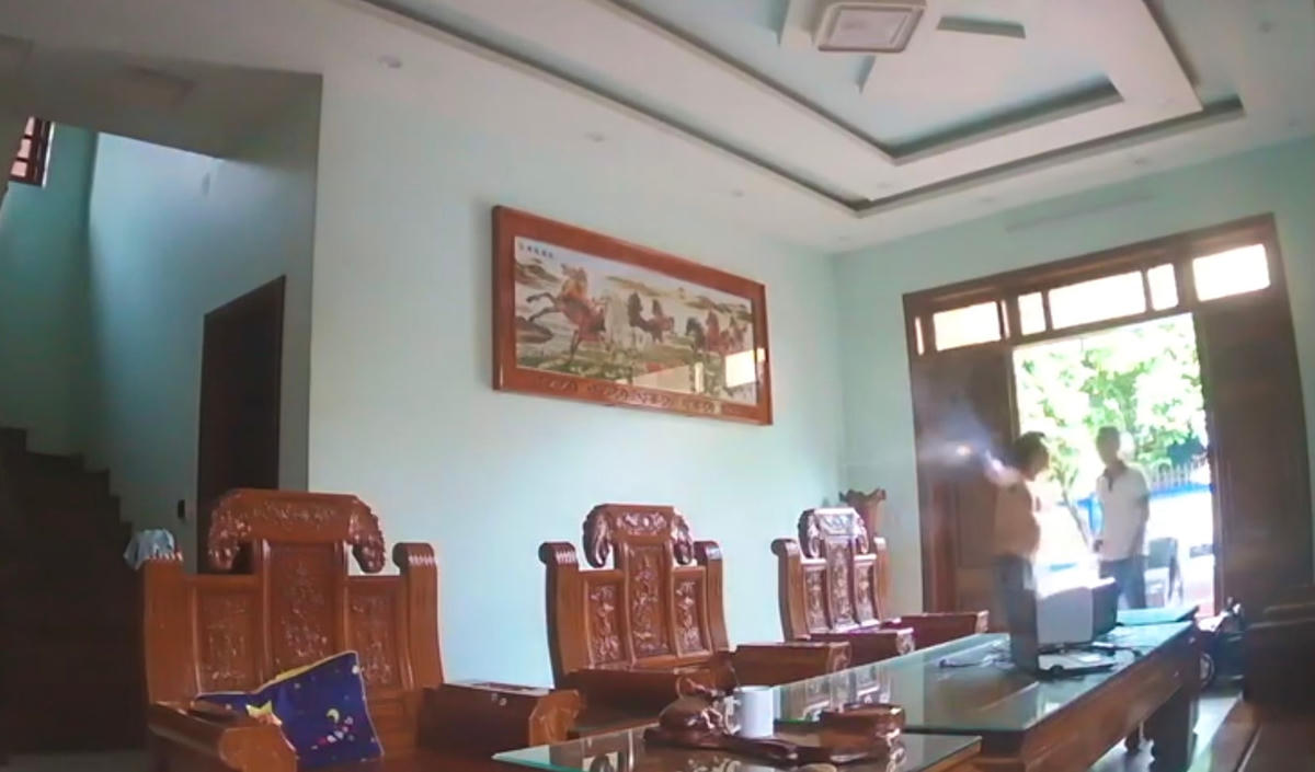 Nguyễn Đức Quý nổ nhiều phát súng trong nhà người dân. (ảnh cắt từ clip)