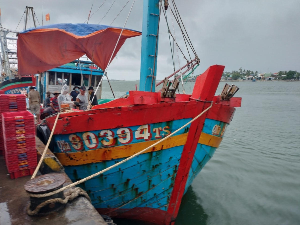 Tàu thuyền cập cảng Kỳ Hà bán hải cho thương lái.