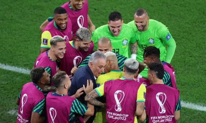 HLV Tite nhảy sam ba cùng các học trò sau bàn thắng của Richarlison.